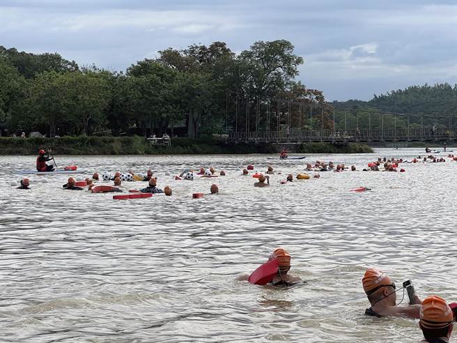 台灣第一座水庫台南新化虎頭埤首度舉辦泳渡活動，吸引來自全台的800名選手報名參加。（洪榮志攝）