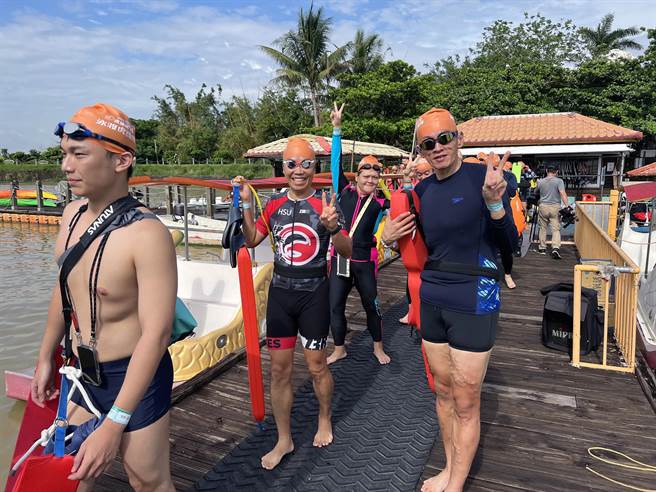 排隊準備從碼頭下水泳渡虎頭埤的選手都相當興奮。（洪榮志攝）