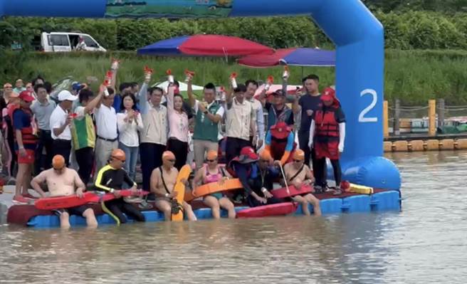 台灣第一座水庫台南新化虎頭埤首度舉辦泳渡活動，吸引來自全台的800名選手報名參加。（洪榮志攝）