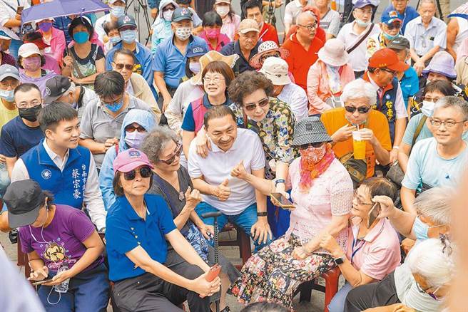 国民党总统参选人侯友宜12日在台南市庙口开讲，他提及「白晓燕命案」与歹徒陈进兴的交涉，「那天若不守信用，偷偷带枪，恐怕会被对方一枪打死」，被解读是暗酸鸿海创办人郭台铭。（黄婉婷摄）