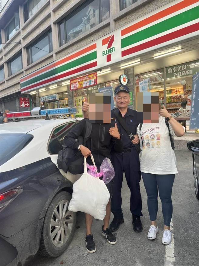 仁爱分局巡佐李志中与消防局合力救出受困庐山温泉区的新加坡，还贴心带他们到超商填饱肚子再送其搭车前往机场搭机返国。仁爱分局提供