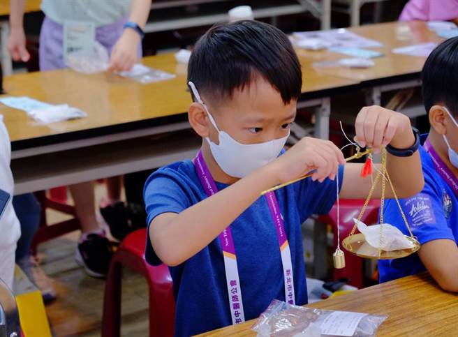 小朋友參加新北暑期「小神農華佗生態營」，體驗中醫傳統文化，享受知性感性兼具的生態之旅。（新北市衛生局提供）