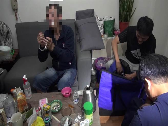 警方搜索时突见黄嫌（左）满嘴都是血，进一步询问，黄拿出1颗牙齿直说「吓到不小心把牙扳断」，当场查扣毒品，模样相当狼狈。（台中市警察局提供／张妍溱台中传真）