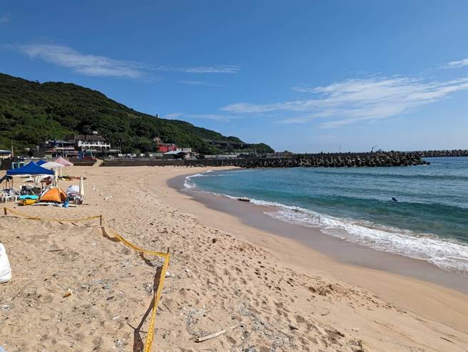 基隆市大武崙沙滩12日一天发生3起溺水事故，造成3人死亡，立委及多位市议员都表示，封闭沙滩不是解决问题的方法。（张志康摄）