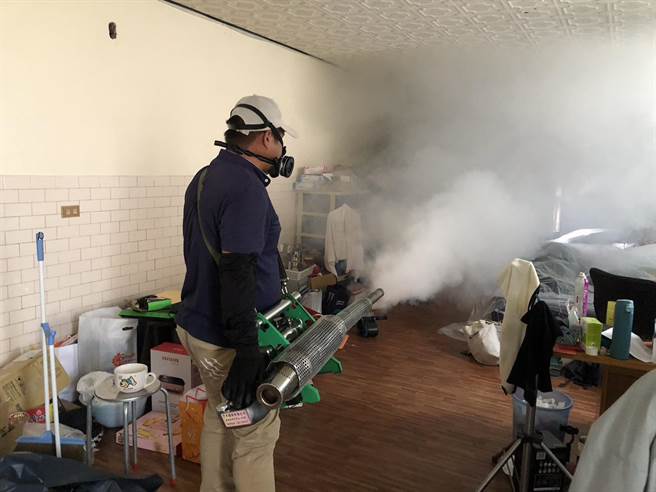 卫生局提醒，如有出现发烧、头痛、后眼窝痛、肌肉关节痛、出疹等疑似登革热症状者，应儘速前往医疗院所就医，并告知医师活动史，以利医师正确诊疗即时通报。（彰化县卫生局提供／吴建辉彰化传真）