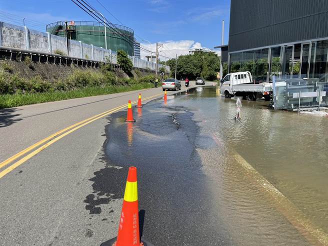 市議員曾資程指出，新竹市水源街153號前自來水爆管，水不斷湧出已經佔去一個車道。（曾資程提供／王惠慧新竹傳真）