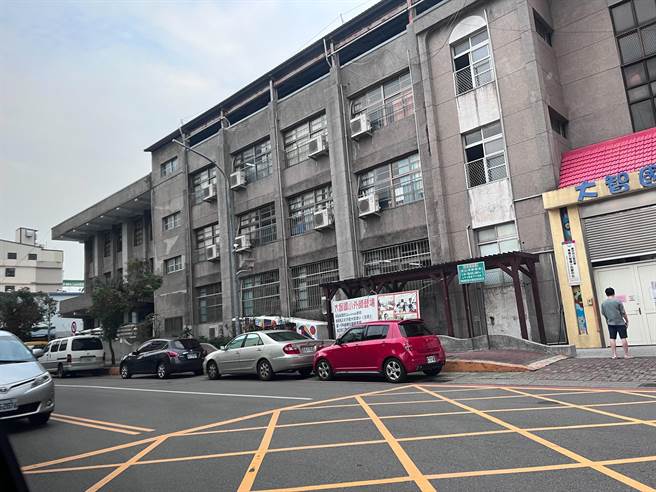 台中市東區大智國小側門旁的駐車彎常見違停，導致托嬰中心家長接送孩子不方便。(陳雅惠提供)