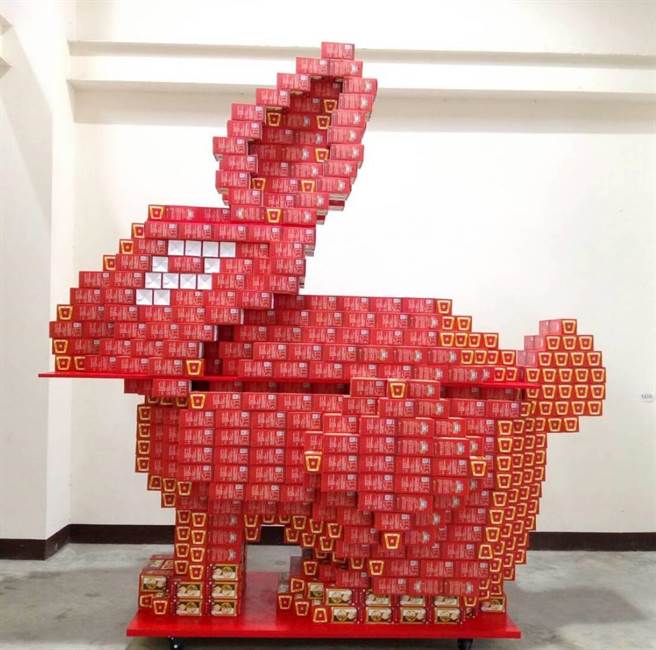 嘉义城隍庙为中元开普祭仪用1680盒长寿饼礼盒组成「鸿兔大展」供品。（嘉义城隍庙提供／廖素慧嘉市传真）