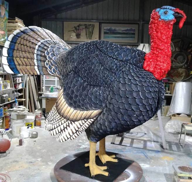 嘉义城隍庙为今年中元开普祭仪特别设计制作高达220公分的「嘉喩火鸡」。（嘉义市政府提供／廖素慧嘉市传真）