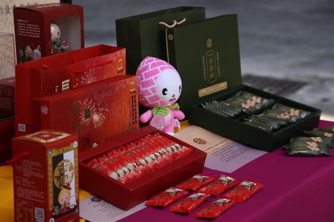 嘉义城隍庙长寿饼礼盒及文创商品。（嘉义市政府提供／廖素慧嘉市传真）