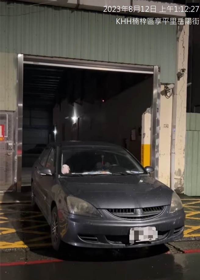 汽车违停于停车场出入口槽化线，造成其他车辆无法出入通行。 （警方提供／林雅惠高雄传真）         