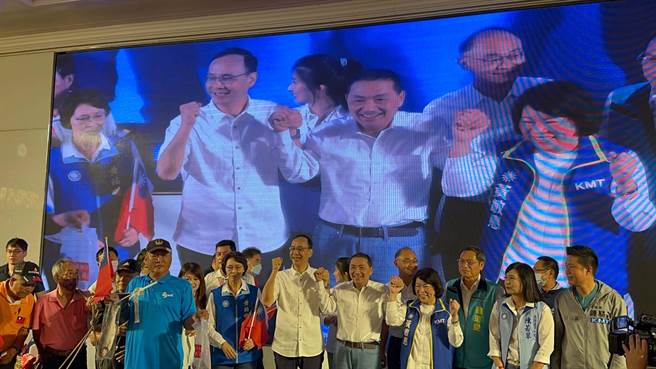 國民黨總統參選人侯友宜今（13）日高雄行程滿檔，其中高雄首場由國民黨自辦的造勢「台灣要好 高雄挺侯」團結大會在林皇宮登場，現場擠爆逾2000人。（柯宗緯攝）