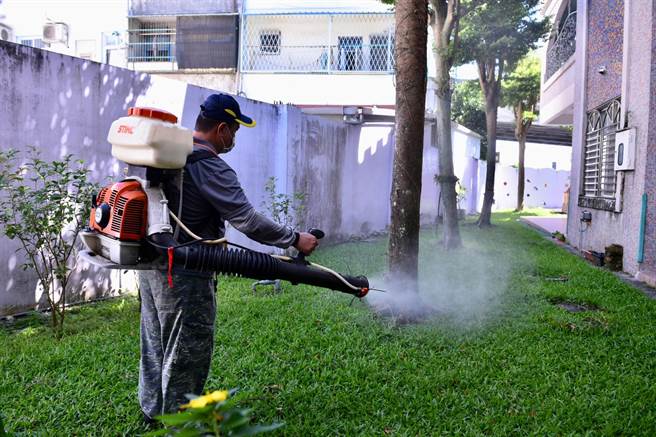 花蓮市立幼兒園明天開學，市公所清潔隊今天前往校園周邊進行小黑蚊防治作業，避免學童飽受蚊蟲叮咬的痛苦。（花蓮市公所提供／羅亦晽花蓮傳真）