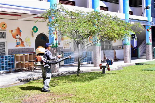花蓮市立幼兒園明天開學，市公所清潔隊今天前往校園周邊進行小黑蚊防治作業，避免學童飽受蚊蟲叮咬的痛苦。（花蓮市公所提供／羅亦晽花蓮傳真）