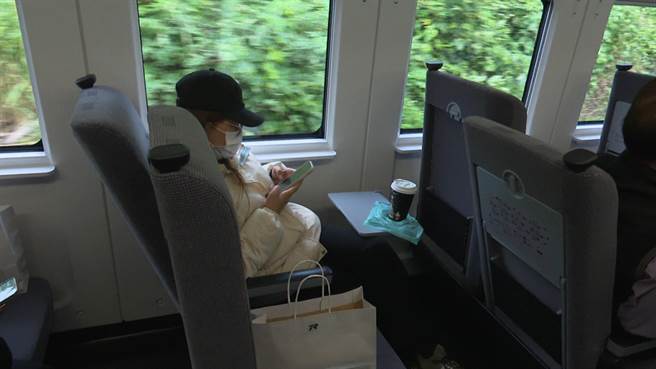 台鐵「最美自強號」EMU3000型城際列車，上路以來屢遭抱怨車廂座椅硬梆梆、椅背不符人體工學，立委督促改善成效有限。（蕭嘉蕙攝）