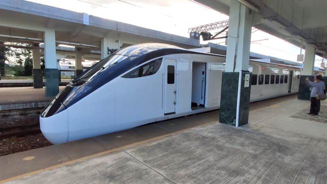 EMU3000型列車9月起將替駛南迴線及北迴線共5列次普悠瑪列車，今晨於樹林調車站卻發生首起塗鴉毀車廂事件，命運多舛。（蕭嘉蕙攝）