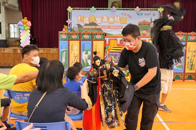 打造失智友善社区，云林县政府用布袋戏邀大家守护长者。（张朝欣摄）