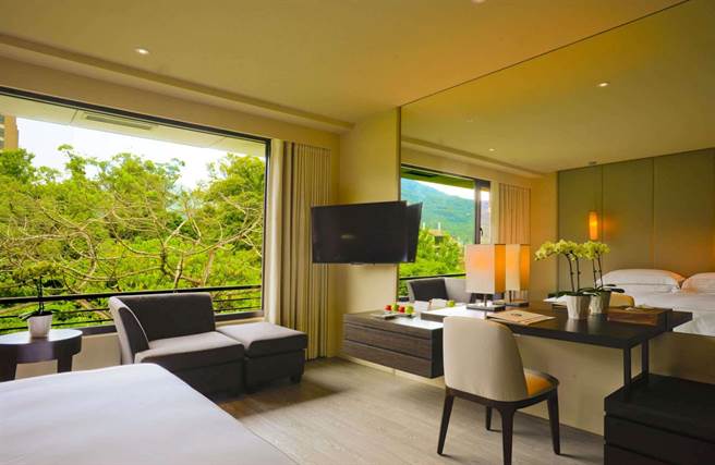 「以爱之名 醉爱七夕」住房专案，房型直接升等为「奇岩山景房」，可远眺丹凤山的山林美景。(北投大地酒店提供)