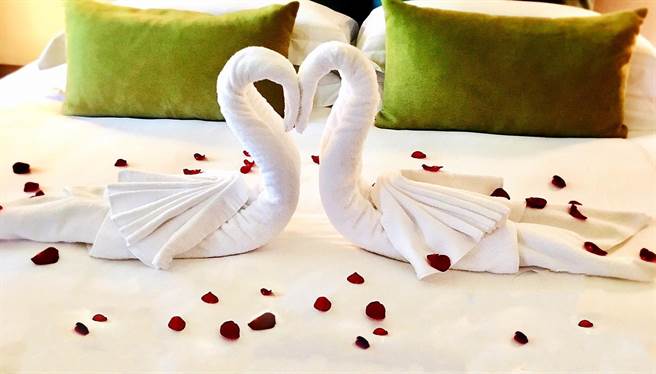 「以爱之名 醉爱七夕」住房专案，提供情侣整整24小时的甜蜜住宿时光。(北投大地酒店提供)