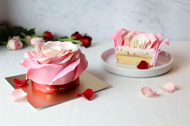 栩栩如生的「大地此外玫瑰情人手工蛋糕」，8月22日前优惠价999元。(北投大地酒店提供)
