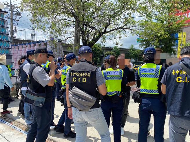 台中知名红酒商、绰号「象董」的朱振岳本月5日离世，下午将举办告别式，警方出动上百警力维持秩序。(民眾提供)