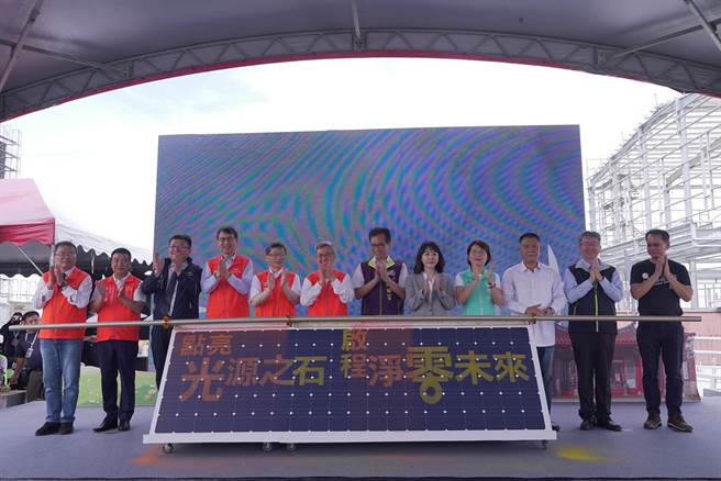 台電攜手荷蘭MVRDV建築團隊打造離岸風力發電廠運維中心13日舉行動工祈福典禮，行政院院長陳建仁、行政院發言人林子倫、經濟部次長兼台電代理董事長曾文生、台電總經理王耀庭、彰化縣副縣長林田富等人到場。（台電提供／吳建輝彰化傳真）