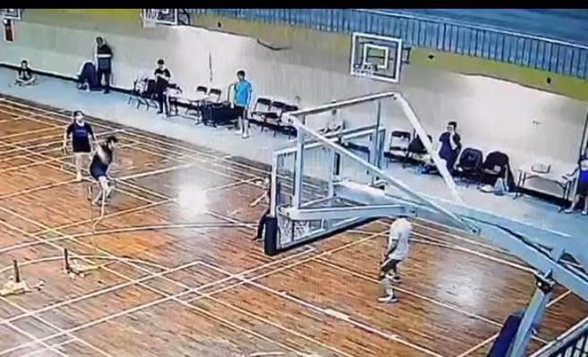 男子（黑衣挥拍者）揪女网友打羽球，却挥球击中女网友（对面黑衣女子）左眼挨告。（读者提供／程炳璋台南传真）