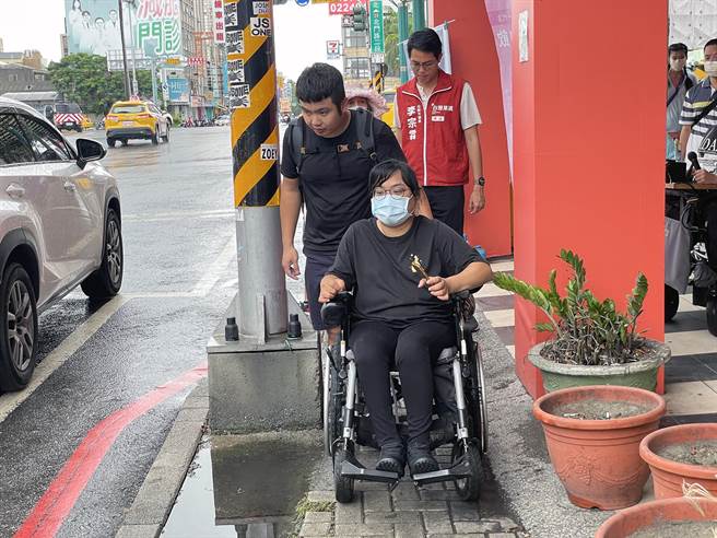台南市北门路人行道空间不足，刚好只够1辆轮椅通行。（李宗霖提供／洪荣志台南传真）