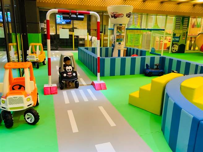 饭店内近百坪的室内儿童主题乐园，游具丰富，受到不少亲子家庭推崇。(承万尊爵渡假酒店提供)