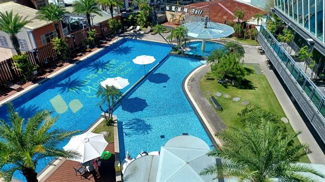 「承万尊爵」拥有全埔里唯一的星光泳池，日夜皆有不同风情。(陈韵萍摄)