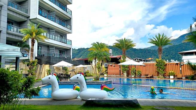 业者贴心规划3个不同深度的水池，分别是大人池、儿童泳池和幼儿戏水池，让大小朋友一起戏水同乐。(陈韵萍摄)