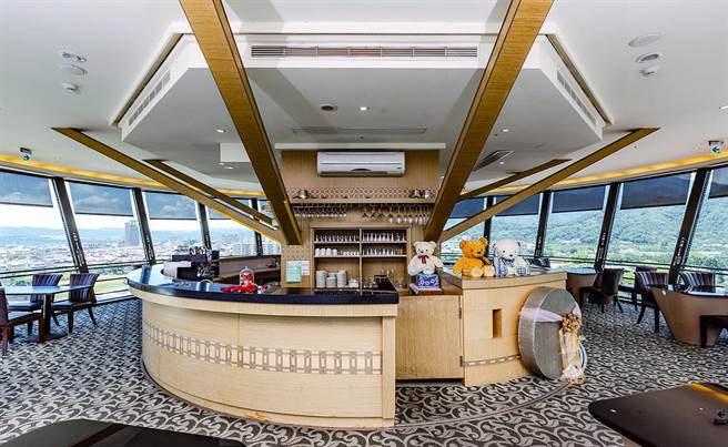 「承万尊爵」位于饭店顶楼的360度全景咖啡厅，为埔里最高的风景观赏点。(承万尊爵渡假酒店提供)