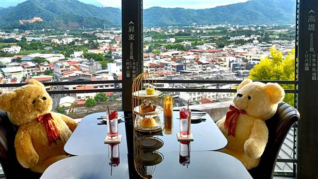 全埔里唯一的高空景观咖啡厅，随便拍都好看，咖啡厅还设有不同风景区的方向定位，非常便民。(陈韵萍摄)