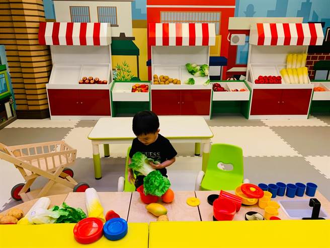 业者定期维护儿童乐园里的游具、地垫厚度，甚至玩具水果的清洁都不马虎。(承万尊爵渡假酒店提供)