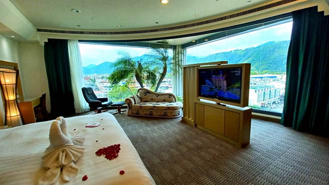 尊爵套房90度环景落地窗可轻松看到窗外的美景，辽阔视野让人超放松。(陈韵萍摄)