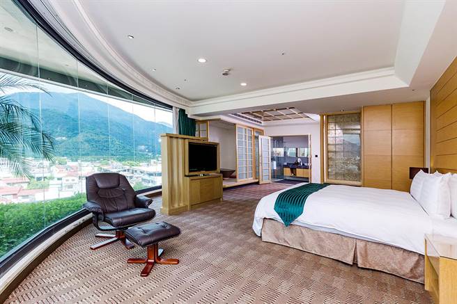 「承万尊爵」善于利用大面积的窗户引进自然光，把户外景致纳入，增加视觉亮点。(承万尊爵渡假酒店提供)