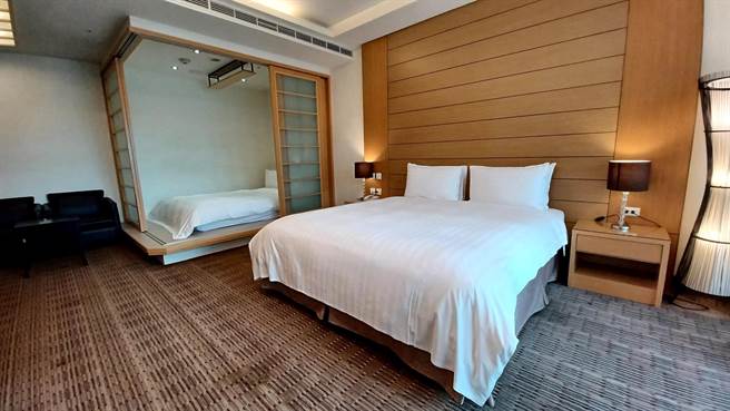 家庭和式时尚房採和洋混搭、房中房的设计，在西式房间内设置了一间和式套房，适合两代同游。(陈韵萍摄)