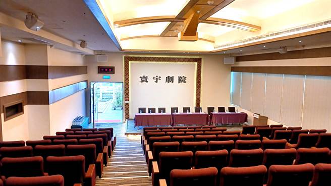 饭店顶楼「寰宇会议厅」採剧院型设计，自然採光很有特色。(陈韵萍摄)