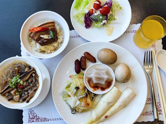 饭店把茭白笋、香菇、百香果、绍兴酒、茶叶等埔里名产入馔，让旅客在自助早餐中就可遍尝埔里好滋味。(吴东峻提供)