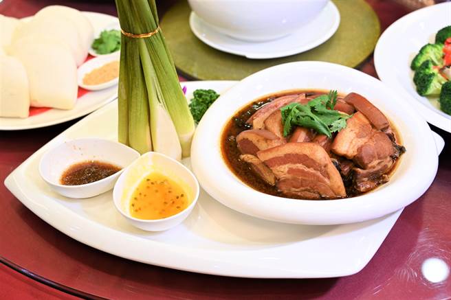 「一品苑中餐厅」以中式桌菜为主，主厨团队搭配当地食材设计菜单，照片为「梅干扣肉茭白笋」。(可乐旅游提供)