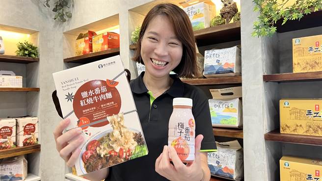 盐水区农会今天发表「盐水番茄红烧牛肉麵」、「番茄梅子漾」2项新品。（张毓翎摄）