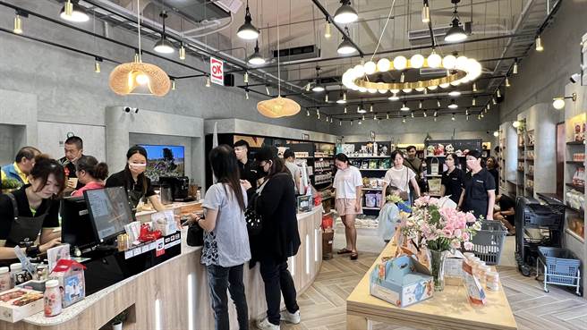 盐水区农会翻修老旧超市，打造「意游未尽农鲜直贩所」。（张毓翎摄）