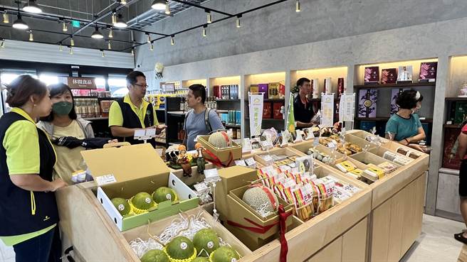 馆内匯集各地农渔会的商品，以及多项民生用品，总计达上千个品项。（张毓翎摄）