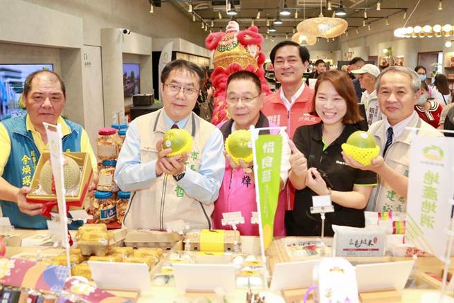 今日直贩所开幕活动，台南市长黄伟哲（左二）、市议员蔡育辉（左三）等人蒞临见证。（盐水区农会提供／张毓翎台南传真）