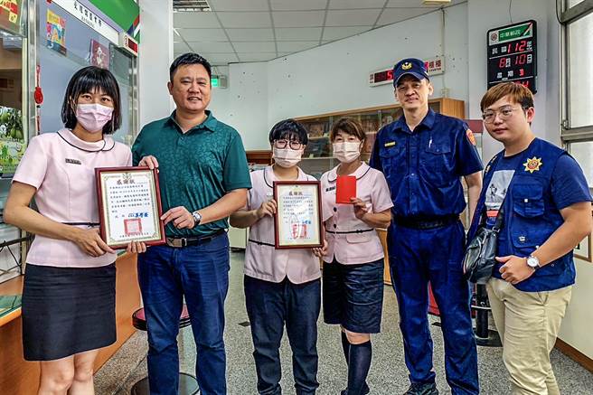 竹東分局長吳學安（左二）到長春郵局頒發感謝狀及反詐騙宣導品，感謝行員能在細微中察覺到不尋常，成功保護民眾的寶貴積蓄免遭詐騙集團毒手。（竹東分局提供／羅浚濱新竹傳真）