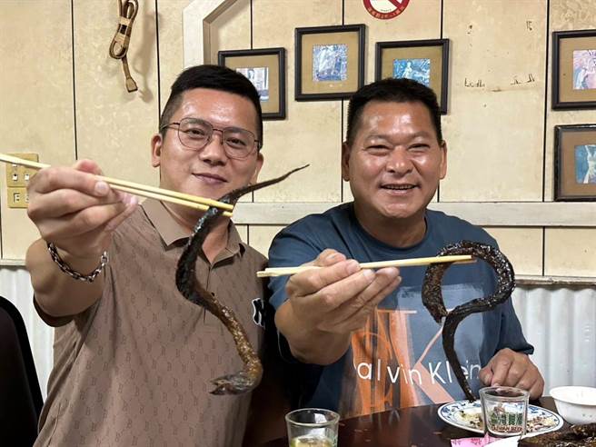 云林县北港地区的古早味乾煸鱔鱼，一整尾有如小蛇有人不敢吃。（张朝欣摄）