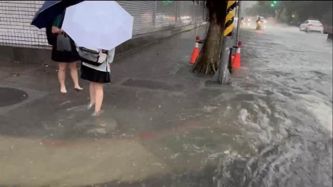 总统府、北一女周遭每逢大雨就淹水，北一女学生甚至要涉水离校。（台北市议员洪婉臻提供／刘彦宜台北传真）