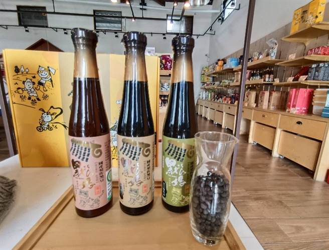 新港农会豆食堂供应自创品牌黑豆系列产品。（廖素慧摄）