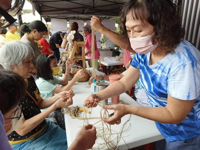 新港乡农会农民节庆祝活动手工艺讲师教游客体验麻编提袋，推行环保。（廖素慧摄）