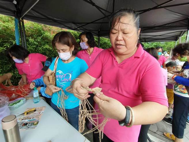 新港乡农会农民节庆祝活动，志工教游客体验麻编提袋。（廖素慧摄）